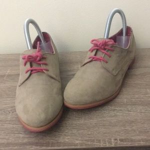 Tan suede classic shoes with pink accents! Size 7.